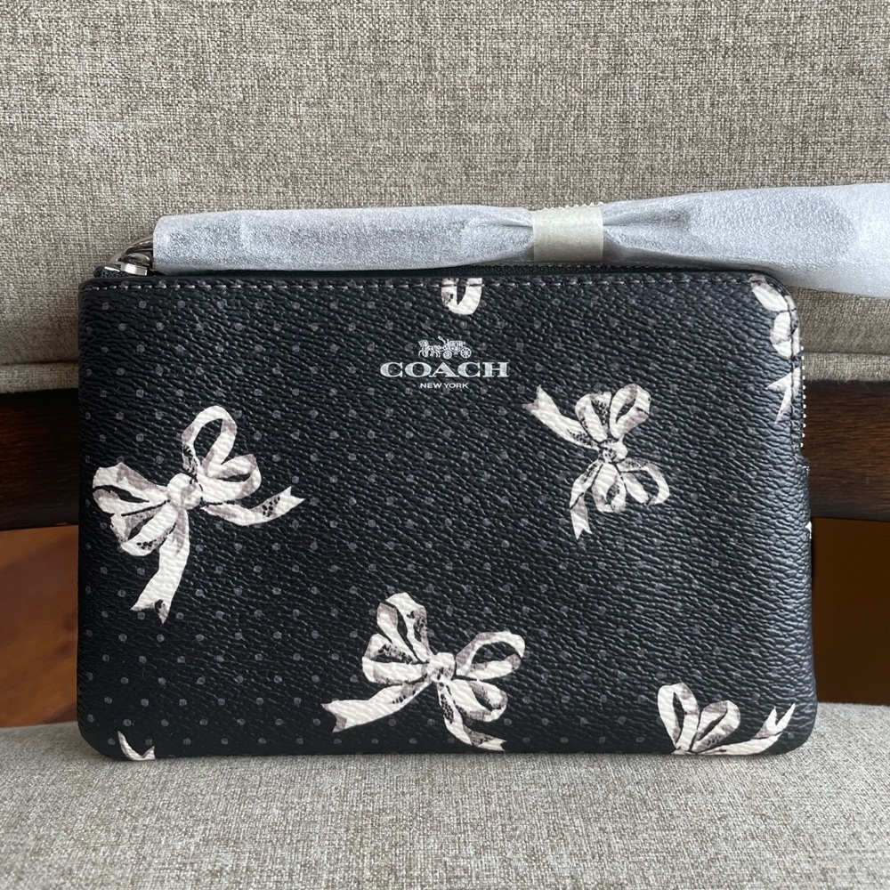 ‼️last 1‼️NWT！COACH CORNER ZIP WRISTLET WITH BOW（ CZ441）FAST SHIPPING V-Day Gift
